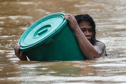 Bão Vamco quét qua Philippines, 26 người chết, lũ nhấn chìm hàng chục ngàn ngôi nhà - Ảnh 6. Bão Vamco quét qua Philippines, 26 người chết, lũ nhấn chìm hàng chục ngàn ngôi nhà - Ảnh 6.