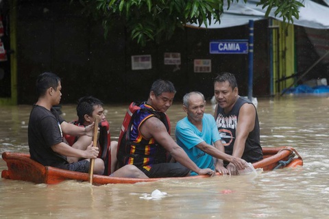 Bão Vamco quét qua Philippines, 26 người chết, lũ nhấn chìm hàng chục ngàn ngôi nhà - Ảnh 8. Bão Vamco quét qua Philippines, 26 người chết, lũ nhấn chìm hàng chục ngàn ngôi nhà - Ảnh 8.