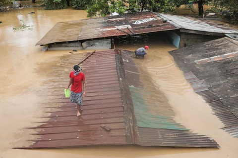 Bão Vamco quét qua Philippines, 26 người chết, lũ nhấn chìm hàng chục ngàn ngôi nhà - Ảnh 1. Bão Vamco quét qua Philippines, 26 người chết, lũ nhấn chìm hàng chục ngàn ngôi nhà - Ảnh 1.