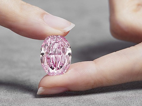 Viên kim cương hồng quý hiếm được bán với giá 26,6 triệu USD - Ảnh 1. Viên kim cương hồng quý hiếm được bán với giá 26,6 triệu USD - Ảnh 1.