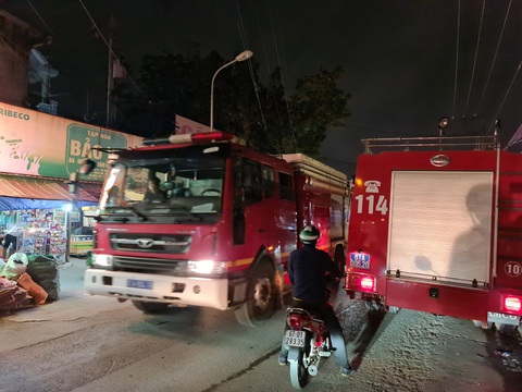 Lửa bao trùm công ty sản xuất đồ gỗ trong đêm - Ảnh 1. Lửa bao trùm công ty sản xuất đồ gỗ trong đêm - Ảnh 1.