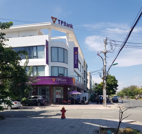 Bắt nóng nghi phạm tẩm xăng cướp ngân hàng TPBank ở Bình Tân - Ảnh 3. Bắt nóng nghi phạm tẩm xăng cướp ngân hàng TPBank ở Bình Tân - Ảnh 3.
