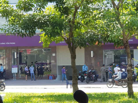 Bắt nóng nghi phạm tẩm xăng cướp ngân hàng TPBank ở Bình Tân - Ảnh 4. Bắt nóng nghi phạm tẩm xăng cướp ngân hàng TPBank ở Bình Tân - Ảnh 4.
