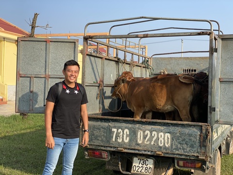 Lý Hoàng Nam trao bò và quà cho người dân miền Trung - Ảnh 1. Lý Hoàng Nam trao bò và quà cho người dân miền Trung - Ảnh 1.