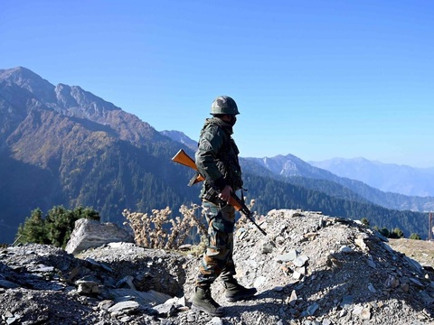 Ấn Độ - Pakistan đấu pháo dữ dội ở Kashmir, hơn 13 người chết - Ảnh 1. Ấn Độ - Pakistan đấu pháo dữ dội ở Kashmir, hơn 13 người chết - Ảnh 1.