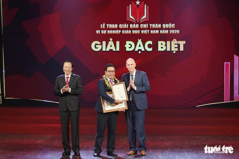 Báo Tuổi Trẻ đạt giải đặc biệt báo chí toàn quốc Vì sự nghiệp giáo dục Việt Nam năm 2020 - Ảnh 1. Báo Tuổi Trẻ đạt giải đặc biệt báo chí toàn quốc Vì sự nghiệp giáo dục Việt Nam năm 2020 - Ảnh 1.
