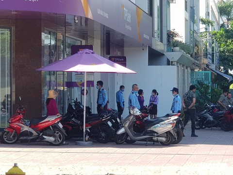 Bắt nóng nghi phạm tẩm xăng cướp ngân hàng TPBank ở Bình Tân - Ảnh 1. Bắt nóng nghi phạm tẩm xăng cướp ngân hàng TPBank ở Bình Tân - Ảnh 1.
