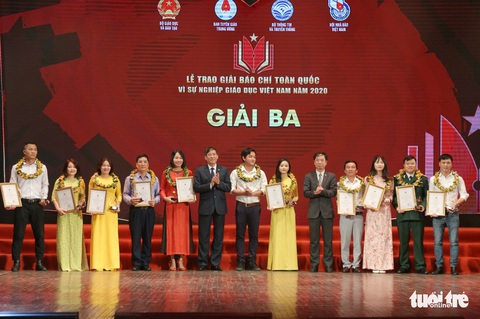 Báo Tuổi Trẻ đạt giải đặc biệt báo chí toàn quốc Vì sự nghiệp giáo dục Việt Nam năm 2020 - Ảnh 4. Báo Tuổi Trẻ đạt giải đặc biệt báo chí toàn quốc Vì sự nghiệp giáo dục Việt Nam năm 2020 - Ảnh 4.