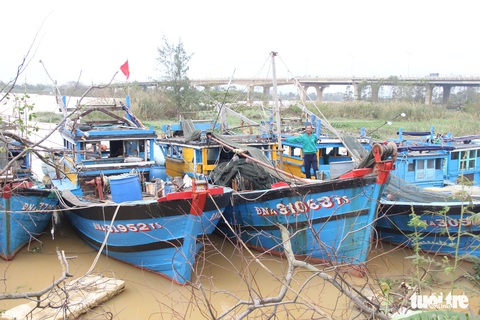 Ngư dân Đà Nẵng đưa thuyền vào sâu sông Hàn, nhường chỗ cho tàu tỉnh bạn trú bão - Ảnh 2. Ngư dân Đà Nẵng đưa thuyền vào sâu sông Hàn, nhường chỗ cho tàu tỉnh bạn trú bão - Ảnh 2.
