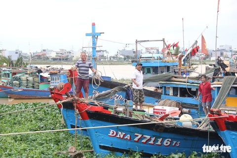 Ngư dân Đà Nẵng đưa thuyền vào sâu sông Hàn, nhường chỗ cho tàu tỉnh bạn trú bão - Ảnh 4. Ngư dân Đà Nẵng đưa thuyền vào sâu sông Hàn, nhường chỗ cho tàu tỉnh bạn trú bão - Ảnh 4.