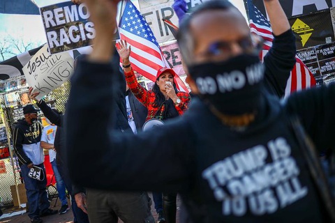 Người ủng hộ và người phản đối ông Trump đối đầu nhau ở thủ đô Washington - Ảnh 5. Người ủng hộ và người phản đối ông Trump đối đầu nhau ở thủ đô Washington - Ảnh 5.