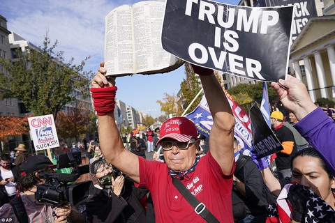 Người ủng hộ và người phản đối ông Trump đối đầu nhau ở thủ đô Washington - Ảnh 6. Người ủng hộ và người phản đối ông Trump đối đầu nhau ở thủ đô Washington - Ảnh 6.