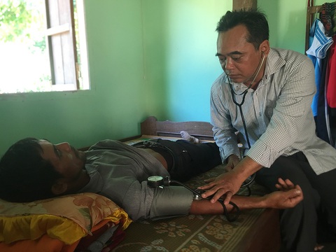 Ông bí thư huyện Mấu Văn Phi chạy xe máy cà tàng khám bệnh cho bà con - Ảnh 1. Ông bí thư huyện Mấu Văn Phi chạy xe máy cà tàng khám bệnh cho bà con - Ảnh 1.