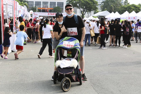 Em bé nằm xe nôi được bố mẹ cho dự giải chạy từ thiện - Ảnh 2. Em bé nằm xe nôi được bố mẹ cho dự giải chạy từ thiện - Ảnh 2.