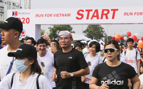 Em bé nằm xe nôi được bố mẹ cho dự giải chạy từ thiện - Ảnh 1. Em bé nằm xe nôi được bố mẹ cho dự giải chạy từ thiện - Ảnh 1.