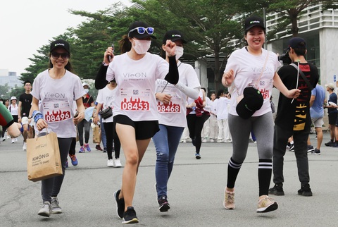 Em bé nằm xe nôi được bố mẹ cho dự giải chạy từ thiện - Ảnh 8. Em bé nằm xe nôi được bố mẹ cho dự giải chạy từ thiện - Ảnh 8.