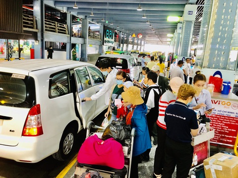 Sẽ họp bàn việc phân làn, quản lý xe công nghệ ở sân bay cho hợp lý - Ảnh 2. Sẽ họp bàn việc phân làn, quản lý xe công nghệ ở sân bay cho hợp lý - Ảnh 2.