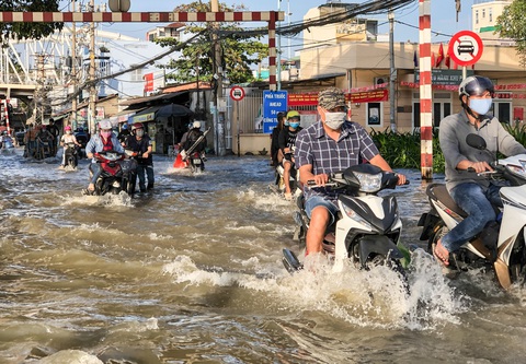 TP.HCM đón đợt triều cường cao nhất năm, đường phố ngập lênh láng - Ảnh 3. TP.HCM đón đợt triều cường cao nhất năm, đường phố ngập lênh láng - Ảnh 3.