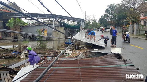 Bão đi dọc bờ biển miền Trung, gây gió mạnh, mưa to - Ảnh 6. Bão đi dọc bờ biển miền Trung, gây gió mạnh, mưa to - Ảnh 6.