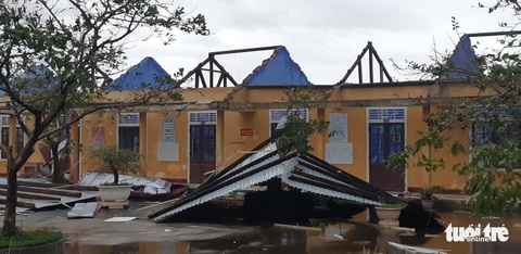 Bão đi dọc bờ biển miền Trung, gây gió mạnh, mưa to - Ảnh 2. Bão đi dọc bờ biển miền Trung, gây gió mạnh, mưa to - Ảnh 2.