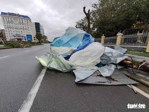 Gió bão tốc mái hàng loạt trường học, nhà dân ở Huế - Ảnh 9. Gió bão tốc mái hàng loạt trường học, nhà dân ở Huế - Ảnh 9.