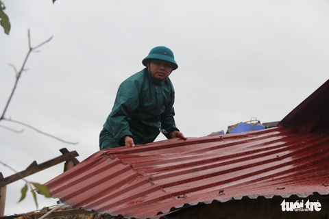 Gió bão tốc mái hàng loạt trường học, nhà dân ở Huế - Ảnh 5. Gió bão tốc mái hàng loạt trường học, nhà dân ở Huế - Ảnh 5.