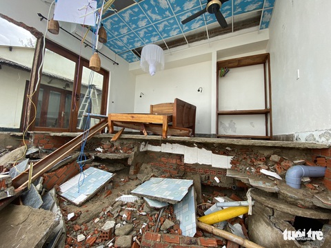 Sau bão, villa, nhà hàng dọc biển Hội An bị sóng đánh toác, sụp đổ - Ảnh 9. Sau bão, villa, nhà hàng dọc biển Hội An bị sóng đánh toác, sụp đổ - Ảnh 9.