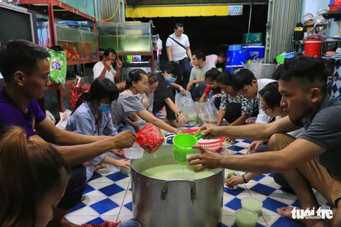 Thâu đêm nấu cháo miễn phí tặng người khó khăn - Ảnh 1. Thâu đêm nấu cháo miễn phí tặng người khó khăn - Ảnh 1.