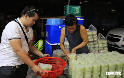 Thâu đêm nấu cháo miễn phí tặng người khó khăn - Ảnh 3. Thâu đêm nấu cháo miễn phí tặng người khó khăn - Ảnh 3.