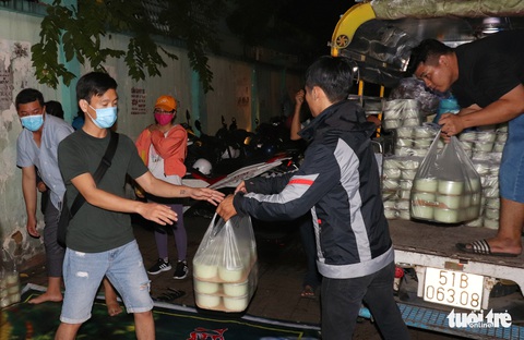 Thâu đêm nấu cháo miễn phí tặng người khó khăn - Ảnh 4. Thâu đêm nấu cháo miễn phí tặng người khó khăn - Ảnh 4.