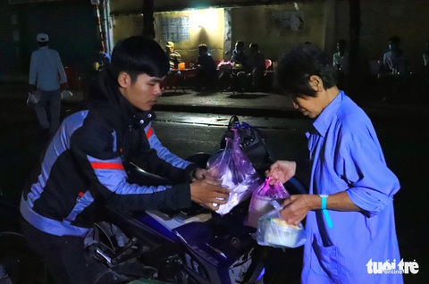 Thâu đêm nấu cháo miễn phí tặng người khó khăn - Ảnh 6. Thâu đêm nấu cháo miễn phí tặng người khó khăn - Ảnh 6.