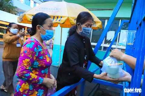 Thâu đêm nấu cháo miễn phí tặng người khó khăn - Ảnh 7. Thâu đêm nấu cháo miễn phí tặng người khó khăn - Ảnh 7.
