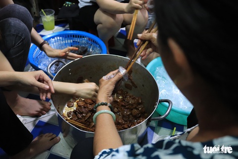 Thâu đêm nấu cháo miễn phí tặng người khó khăn - Ảnh 8. Thâu đêm nấu cháo miễn phí tặng người khó khăn - Ảnh 8.