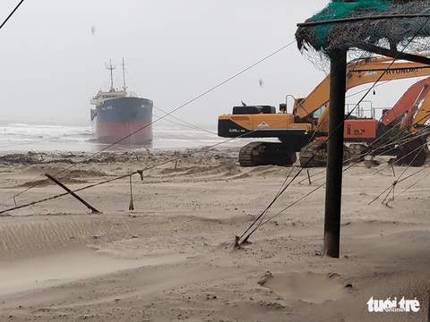 Bão đi dọc bờ biển miền Trung, gây gió mạnh, mưa to - Ảnh 4. Bão đi dọc bờ biển miền Trung, gây gió mạnh, mưa to - Ảnh 4.