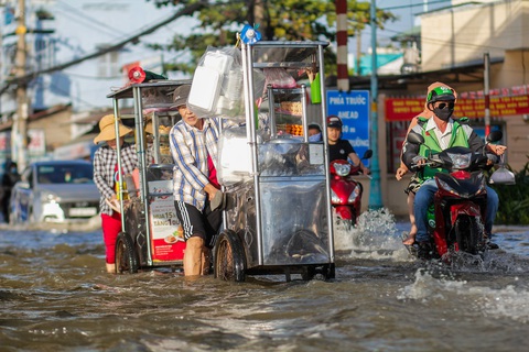 TP.HCM đón đợt triều cường cao nhất năm, đường phố ngập lênh láng - Ảnh 2. TP.HCM đón đợt triều cường cao nhất năm, đường phố ngập lênh láng - Ảnh 2.