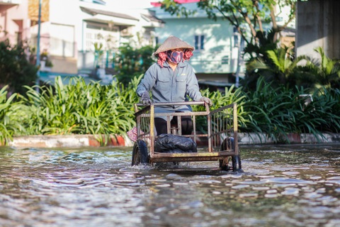 TP.HCM đón đợt triều cường cao nhất năm, đường phố ngập lênh láng - Ảnh 7. TP.HCM đón đợt triều cường cao nhất năm, đường phố ngập lênh láng - Ảnh 7.