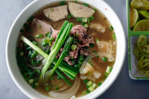 Một tô phở chợ cân cả thực khách ba miền - Ảnh 1. Một tô phở chợ cân cả thực khách ba miền - Ảnh 1.