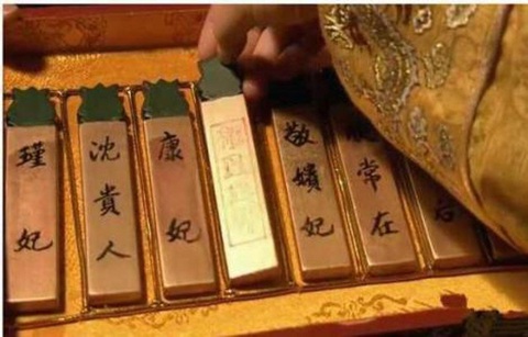 Kính sự phòng: Chuyện phòng the hậu cung từ phim đến lịch sử - Ảnh 4. Kính sự phòng: Chuyện phòng the hậu cung từ phim đến lịch sử - Ảnh 4.