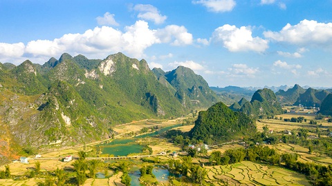 Khám phá... núi thủng - Ảnh 1. Khám phá... núi thủng - Ảnh 1.