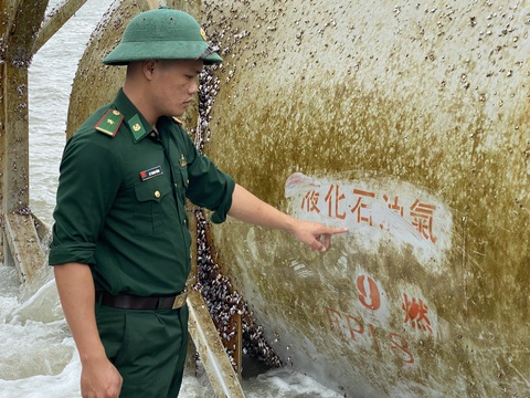 Những vật thể to khủng có chữ Trung Quốc trôi dạt vào bờ biển Quảng Nam, Quảng Ngãi - Ảnh 1. Những vật thể to khủng có chữ Trung Quốc trôi dạt vào bờ biển Quảng Nam, Quảng Ngãi - Ảnh 1.