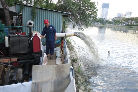 Sài Gòn vật lộn với triều cường mênh mông, máy bơm nước hoạt động mệt nghỉ - Ảnh 1. Sài Gòn vật lộn với triều cường mênh mông, máy bơm nước hoạt động mệt nghỉ - Ảnh 1.