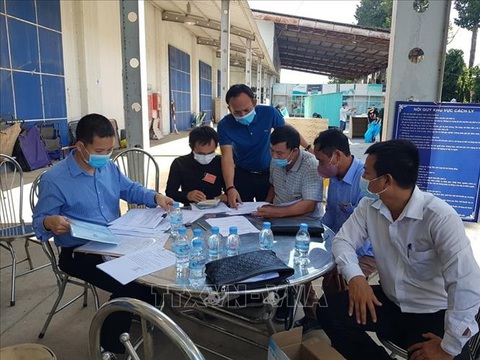 Đưa những người Việt bị nạn ở Campuchia về Việt Nam - Ảnh 1. Đưa những người Việt bị nạn ở Campuchia về Việt Nam - Ảnh 1.
