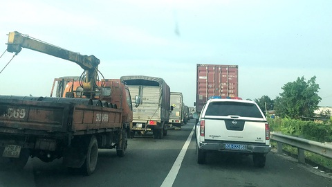 Lấn chiếm làn khẩn cấp trên cao tốc - Ảnh 1. Lấn chiếm làn khẩn cấp trên cao tốc - Ảnh 1.