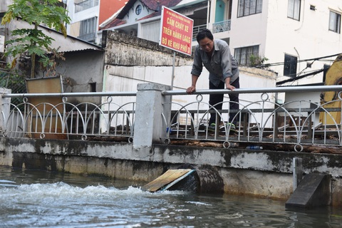 Sài Gòn vật lộn với triều cường mênh mông, máy bơm nước hoạt động mệt nghỉ - Ảnh 11. Sài Gòn vật lộn với triều cường mênh mông, máy bơm nước hoạt động mệt nghỉ - Ảnh 11.