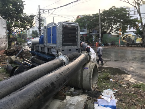 Sài Gòn vật lộn với triều cường mênh mông, máy bơm nước hoạt động mệt nghỉ - Ảnh 2. Sài Gòn vật lộn với triều cường mênh mông, máy bơm nước hoạt động mệt nghỉ - Ảnh 2.