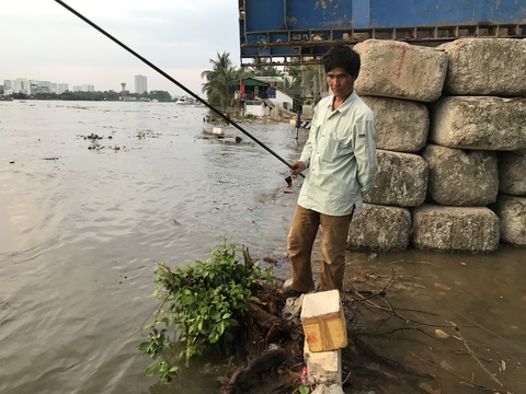 Sài Gòn vật lộn với triều cường mênh mông, máy bơm nước hoạt động mệt nghỉ - Ảnh 3. Sài Gòn vật lộn với triều cường mênh mông, máy bơm nước hoạt động mệt nghỉ - Ảnh 3.