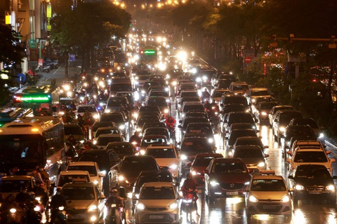Hà Nội mưa lớn, nhiều nơi tắc đường cả tiếng - Ảnh 7. Hà Nội mưa lớn, nhiều nơi tắc đường cả tiếng - Ảnh 7.