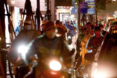 Hà Nội mưa lớn, nhiều nơi tắc đường cả tiếng - Ảnh 8. Hà Nội mưa lớn, nhiều nơi tắc đường cả tiếng - Ảnh 8.