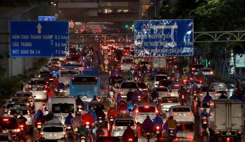 Hà Nội mưa lớn, nhiều nơi tắc đường cả tiếng - Ảnh 10. Hà Nội mưa lớn, nhiều nơi tắc đường cả tiếng - Ảnh 10.