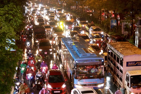Hà Nội mưa lớn, nhiều nơi tắc đường cả tiếng - Ảnh 6. Hà Nội mưa lớn, nhiều nơi tắc đường cả tiếng - Ảnh 6.